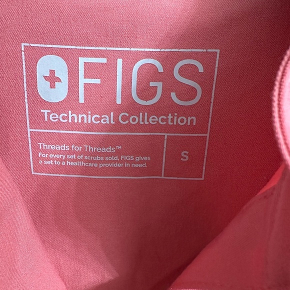 FIGS scrub top shirt size S
Barbie vibrant pink color, figs technical - Picture 5 of 8